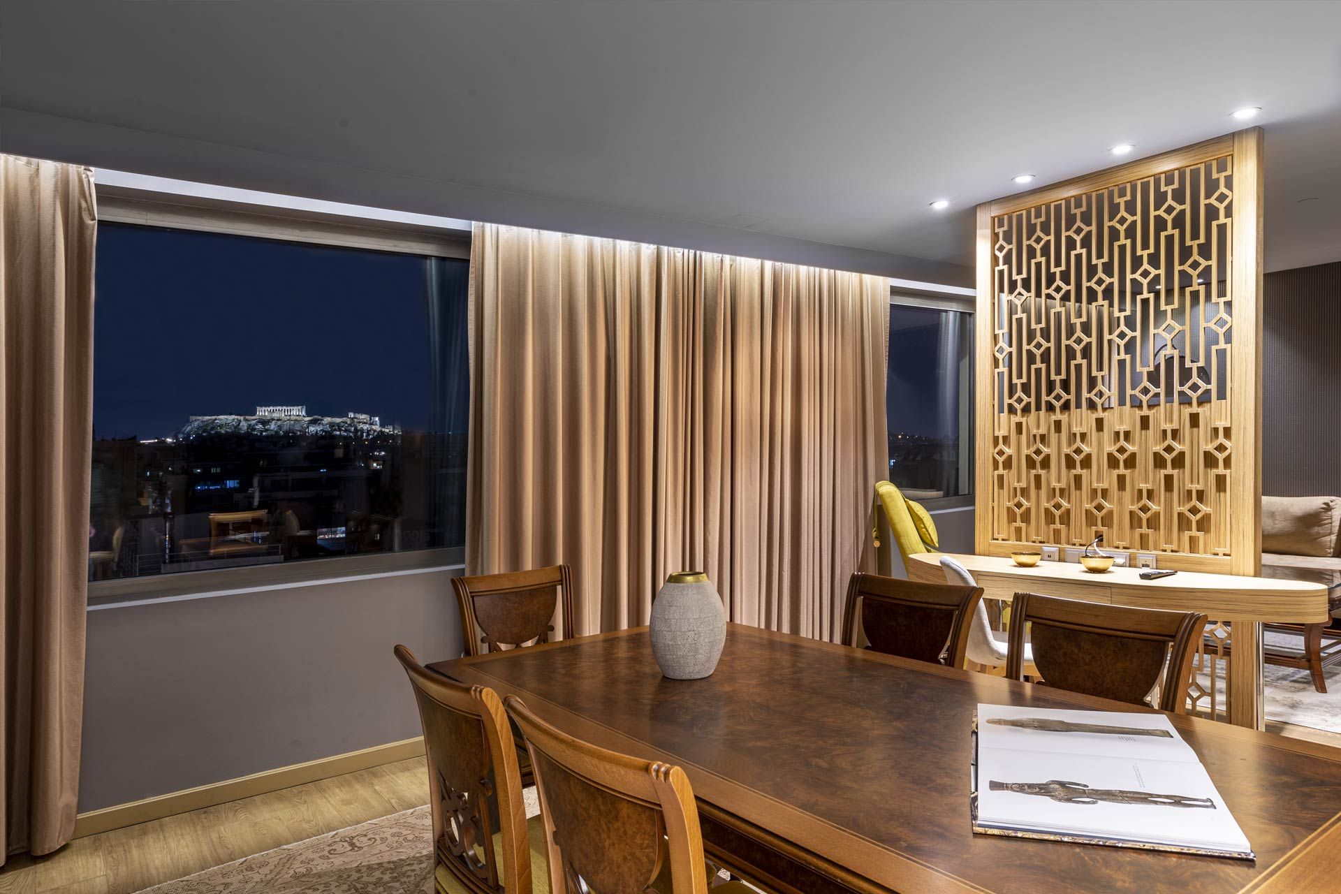 Βραδινή λήψη στην σουϊτα του ξενοδοχείου Wyndham στην Αθήνα